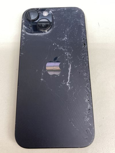 iPhone15バックパネル割れ