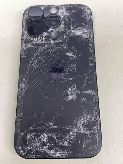 iPhone16Pro背面割れ修理